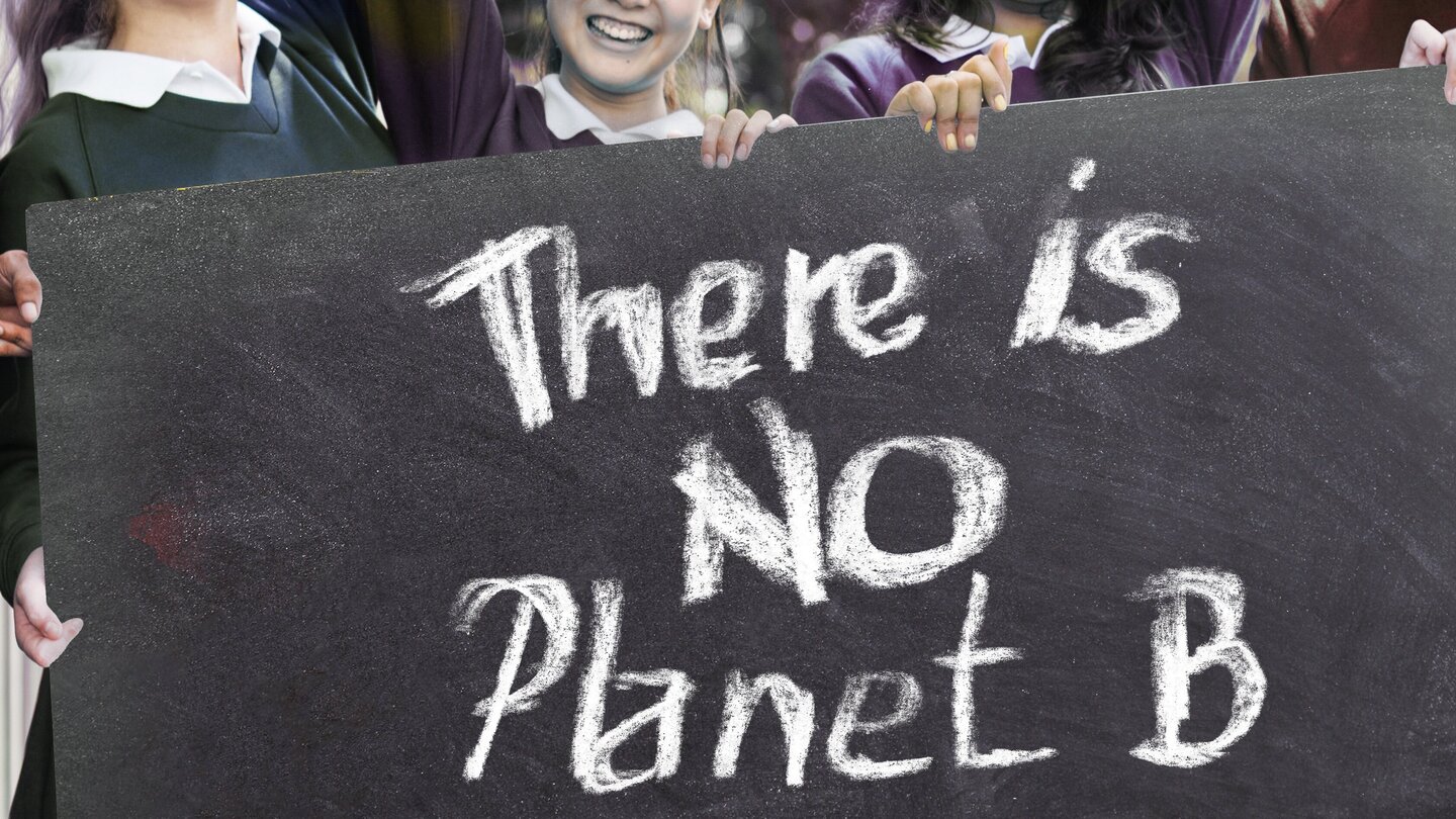 Auf einer Tafel Schrift There is NO Planet B