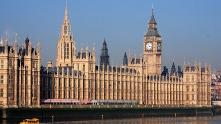 Palace of Westminster, Sitz des britischen Parlaments, von der Themse aus gesehen