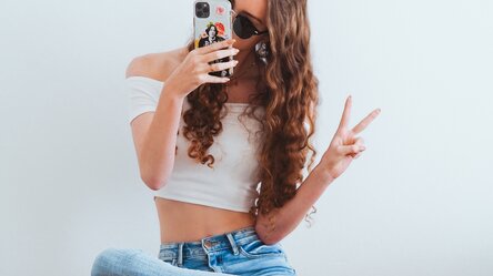 Junge Frau mit Handy