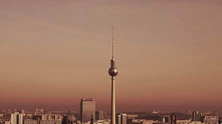 Himmel über Berlin mit dem Fernsehturm in der Dämmerung