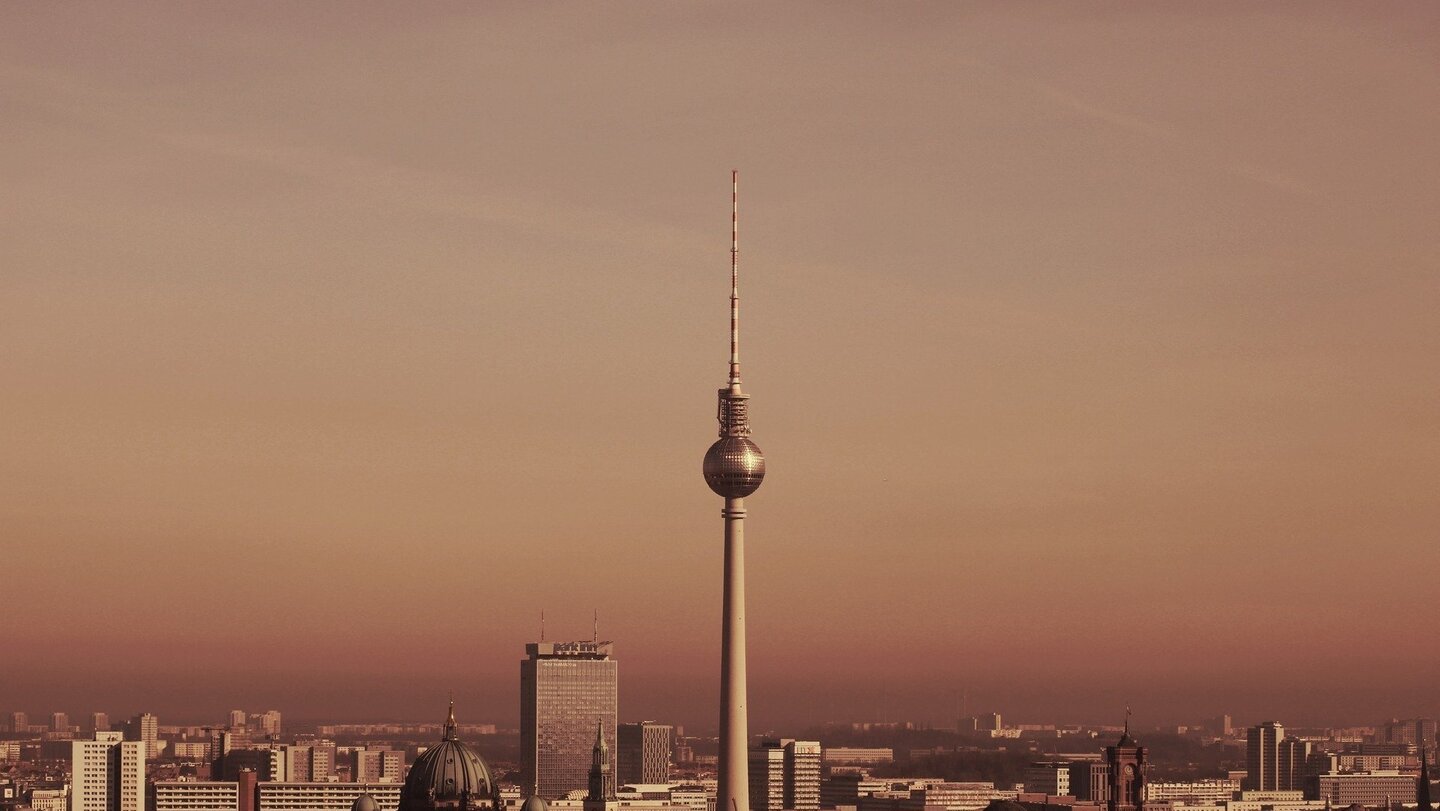 Himmel über Berlin mit dem Fernsehturm in der Dämmerung