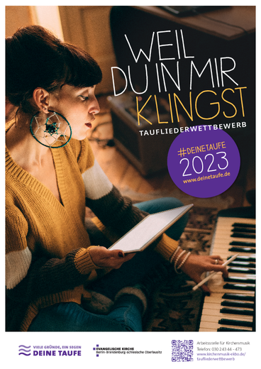 Taufliederwettbewerb Plakat: Frau am Klavier